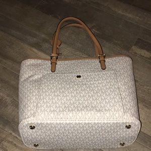 MICHAEL KORS MK SIGNATURE TOTE CREAM AND TAN !